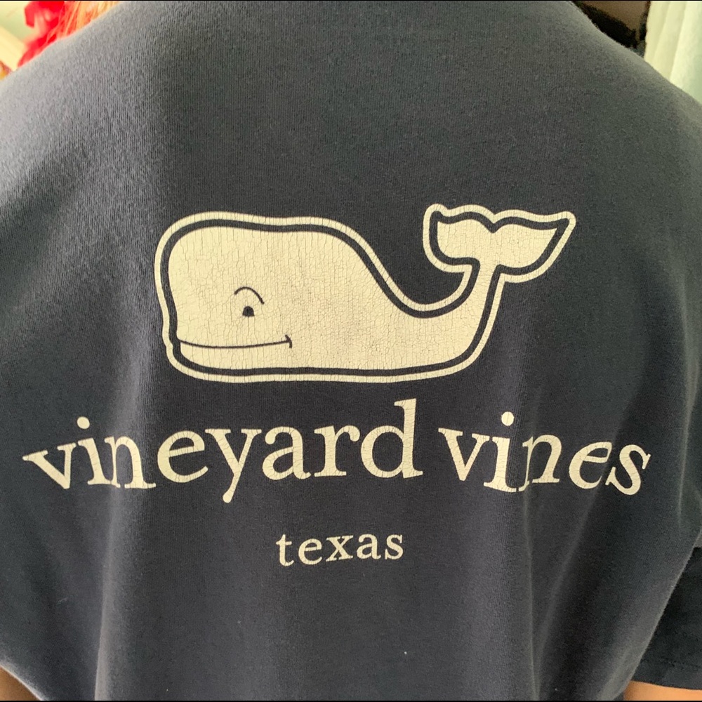 Navy vineyard  vines t shirt